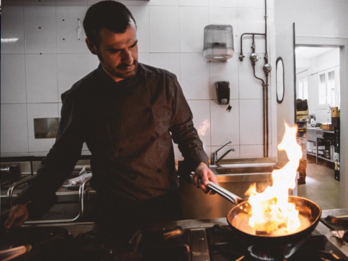 chef toni canales cocinando con sarten en fuego