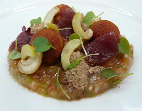 BASE DE CAPONATA, SALAZONES Y MARINADOS DE ATÚN CON ESFERAS DE TOMATE Y ALBAHACA