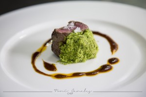 carne roja  con aceitunas negras y puerros jóvenes confitados