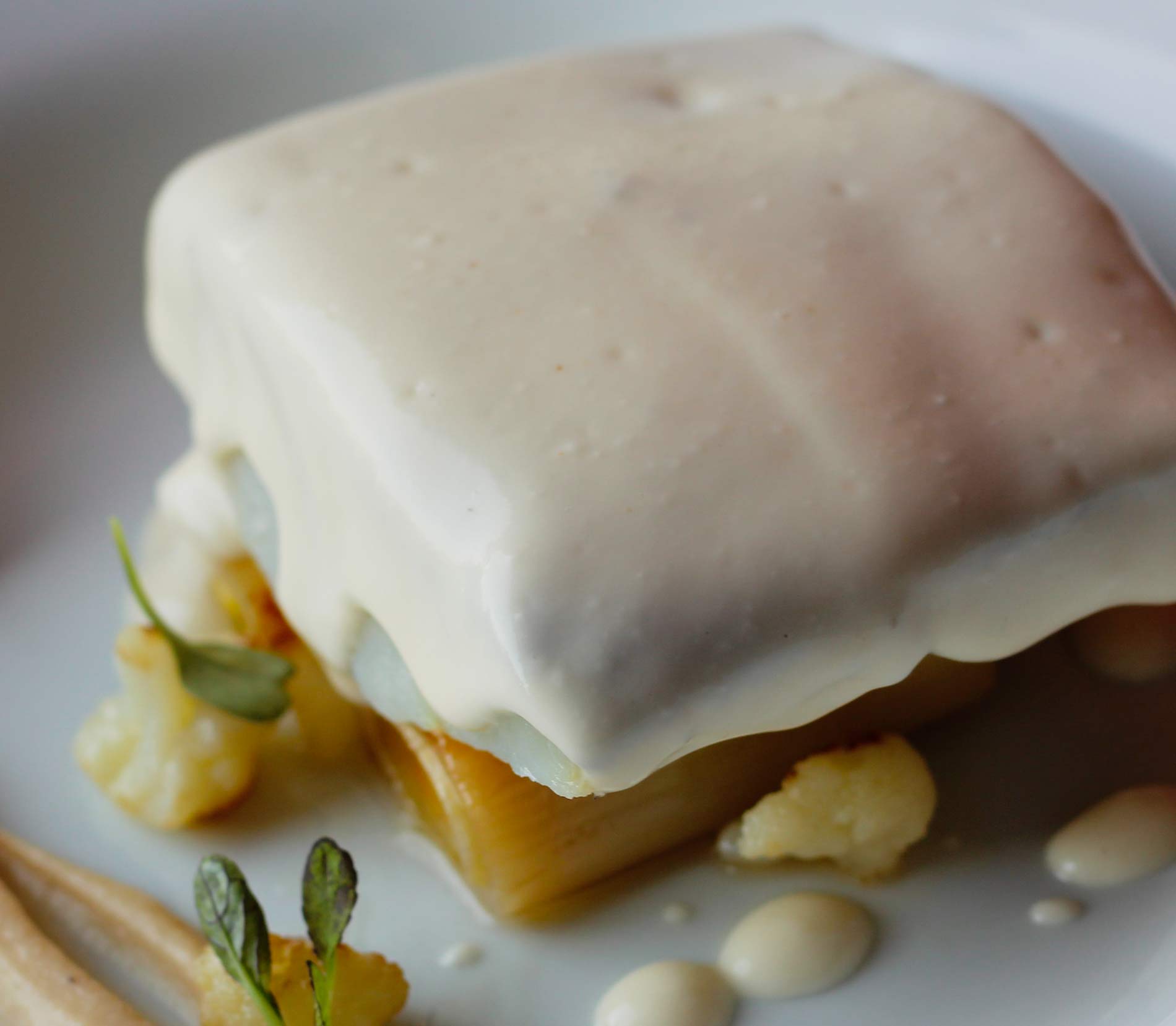 BACALAO CONFITADO 65ºC CON SU PIL PIL, PUERROS CONFITADOS CON CREMA DE COLIFLOR Y AJOS FRITOS